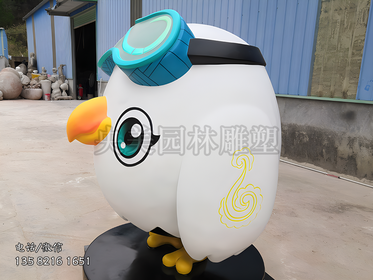 頭戴潛水鏡的小鳥雕塑