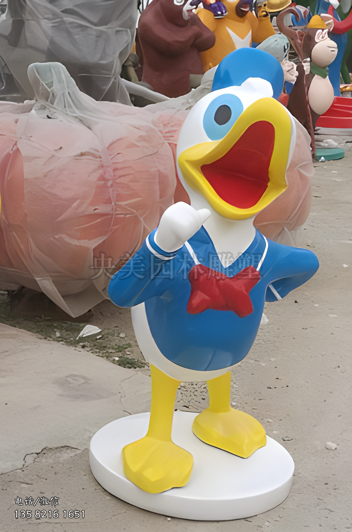 豎大拇指的唐老鴨雕塑