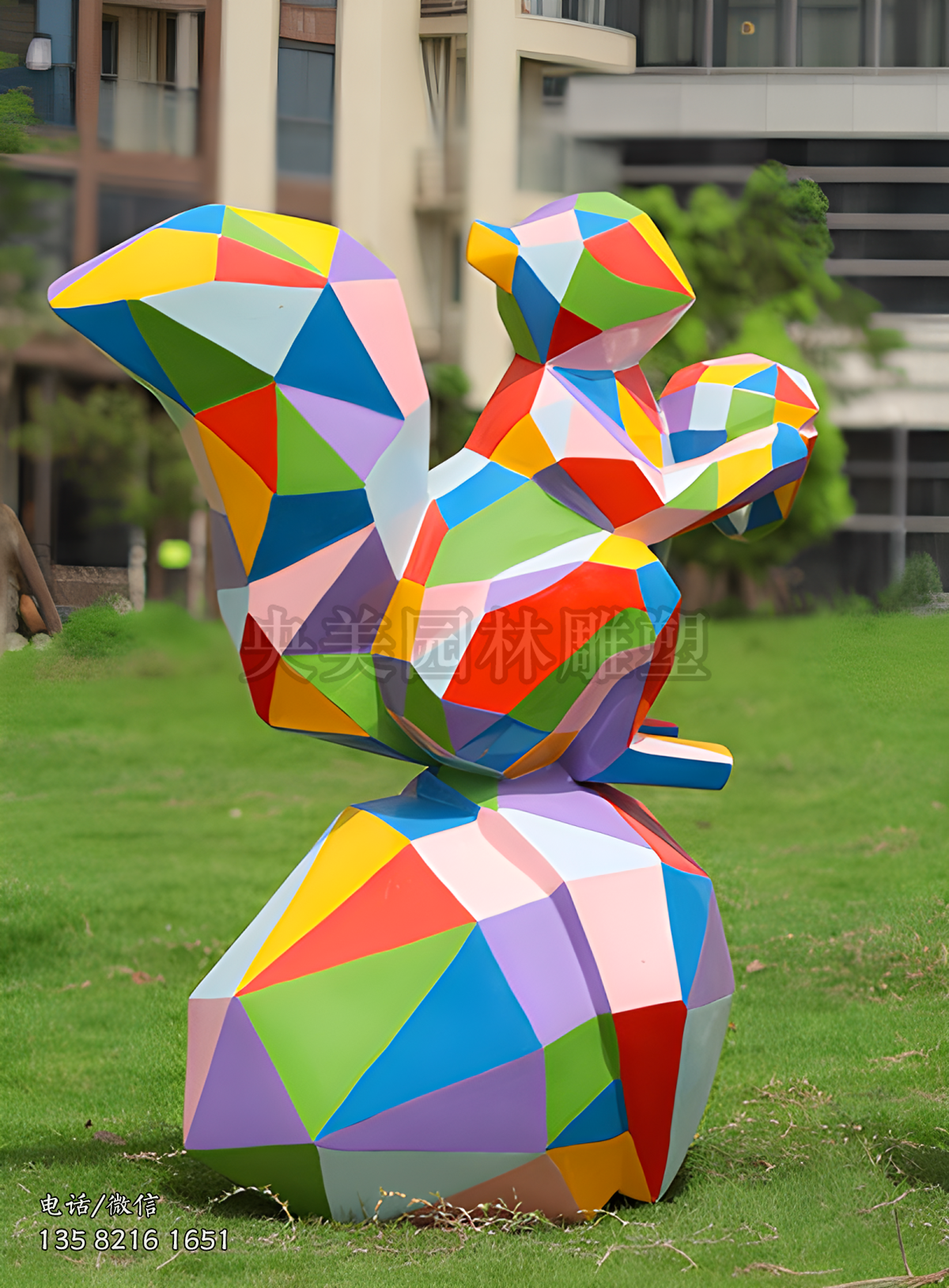 手捧松果的切面玻璃鋼松鼠雕塑