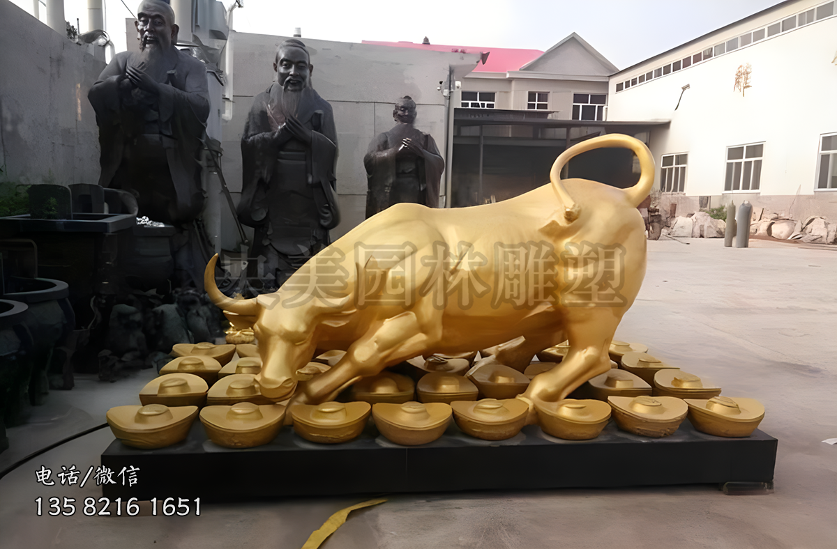 踩在元寶上的金色華爾街牛銅雕塑
